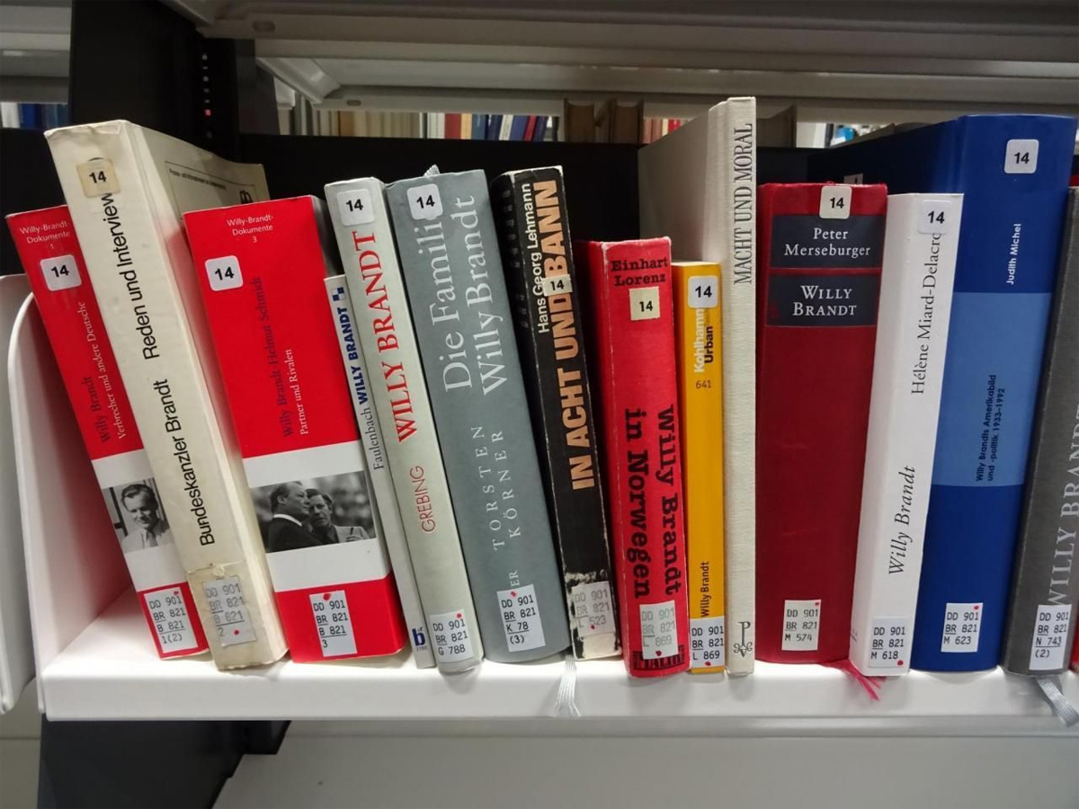 Bücherregal Universitätsbibliothek Bielefeld Bücherregal mit verschiedenen Büchern zu Willy Brandt
