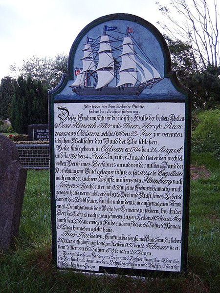 Grabstein auf der Insel Föhr Blau-weißer Grabstein mit Segelschiff und darunter Text