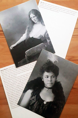 Mathilde ter Heijne: „Woman to Go“ Zwei Schwarzweiß-Karten mit Frauenportraits, daneben Text-Rückseiten