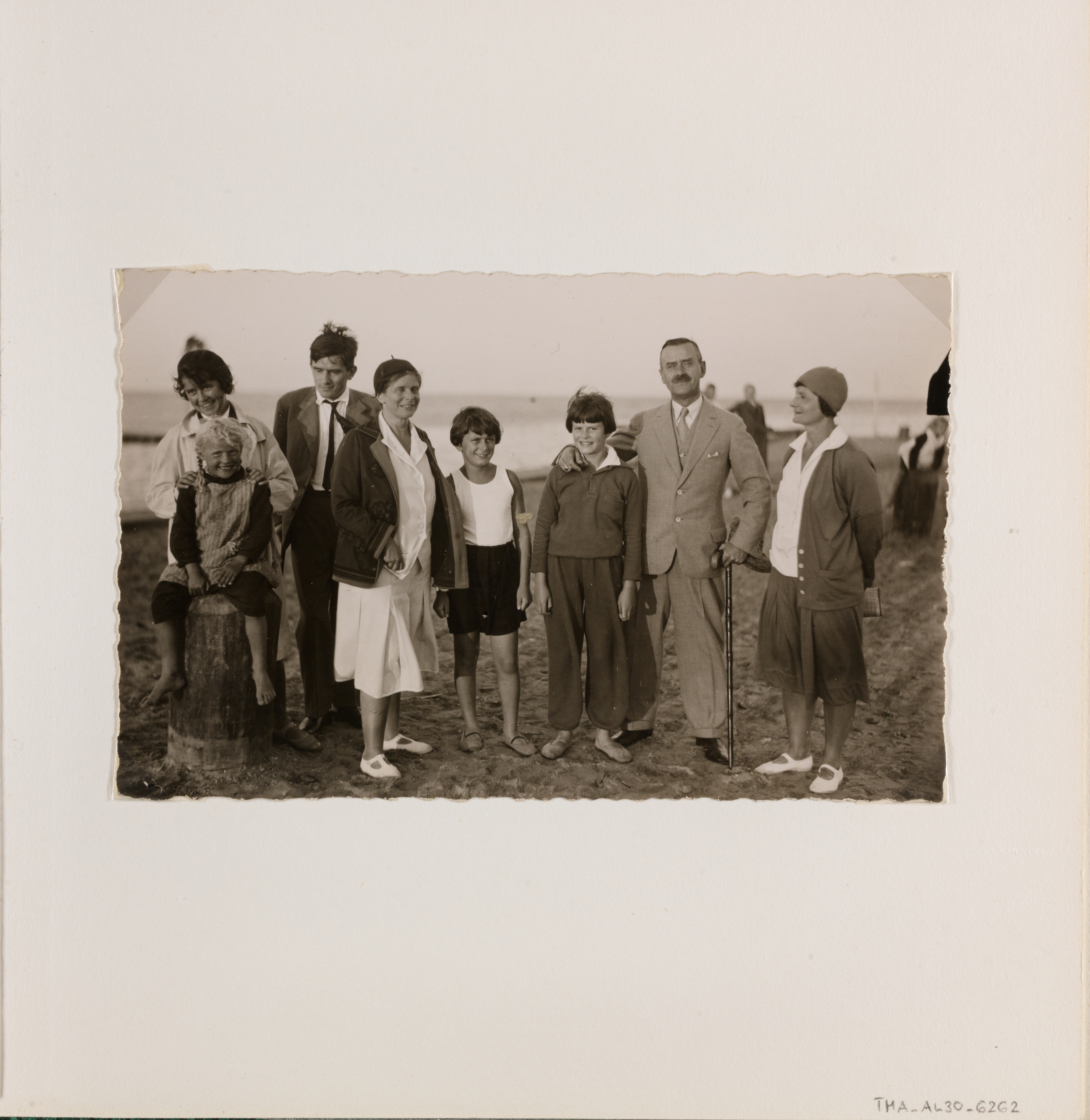 Familie Mann am Strand. Aufnahme vom 9. Februar 1930 in Nidden (heute Nida). Stehend, von links: Monika Mann mit einem Bauernmädchen, Golo Mann, Katia Mann, Michael Mann, Elisabeth Mann, Thomas Mann, Ilse Dernburg. Es fehlen Klaus und Erika. Fotograf: Fritz Krauskopf. Bildquelle: ETH-Bibliothek Zürich, Thomas-Mann-Archiv, TMA_AL30_6262