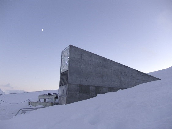 Graues Gebäude das aus einer Schneelandschaft herausragt