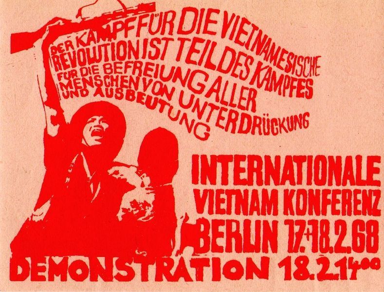 Rotes Plakat für eine Internationale Vietnam Konferenz in Berlin. Links das Abbild eines Menschens, der ein Gewähr über den Kopf nach oben streckt. 