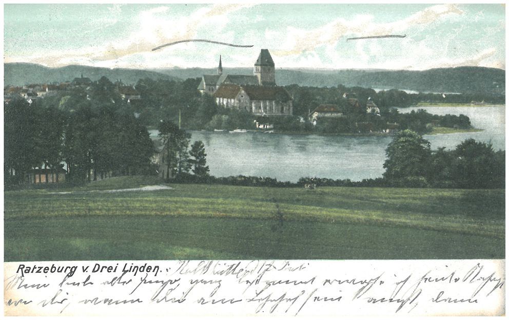 Farbiges Gemälde einer Landschaft. Wiese und Bäume im Vordergrund. Dahinter eine Landzunge mit Gebäuden und Bäumen, die in ein Gewässer hineinreicht.