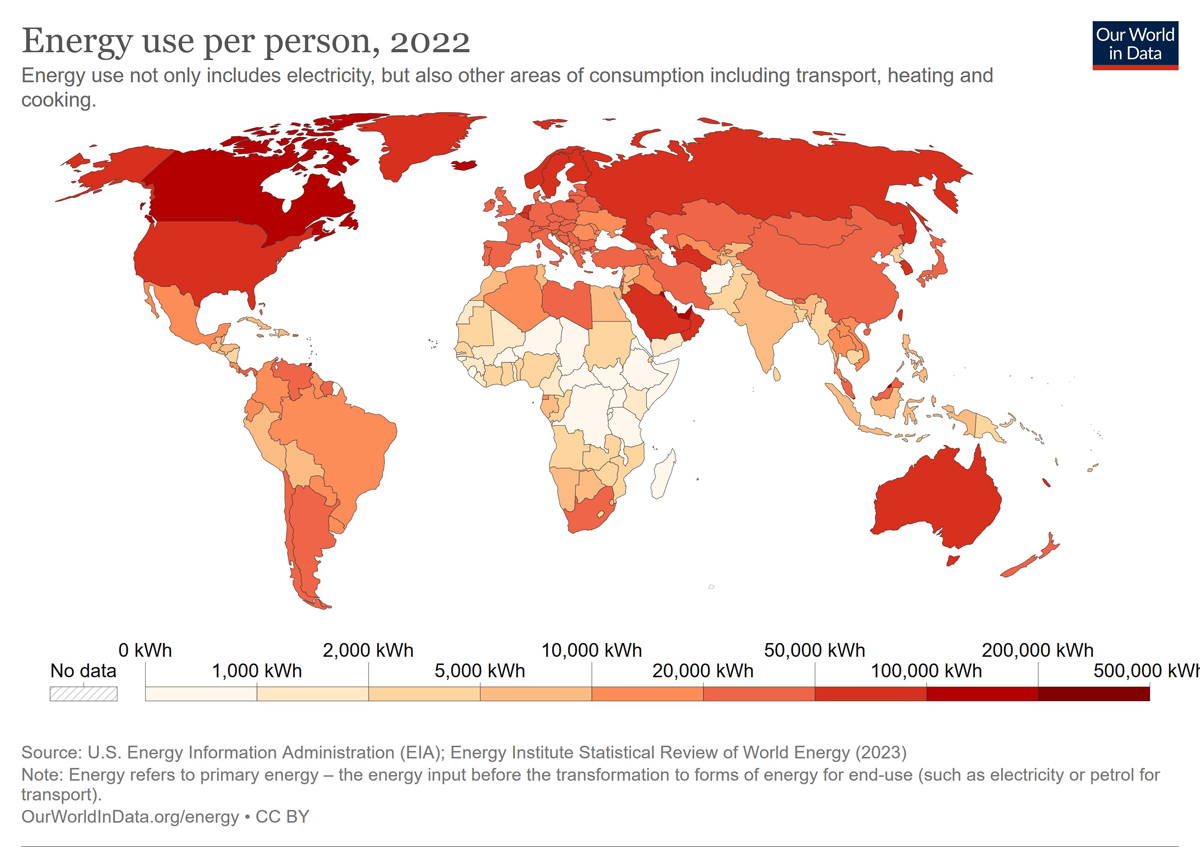 Abbildung der Weltkarte in verschiedenen Rottönen. Unten eine Skala der Rottöne von 0 bis 500,000 kWh.