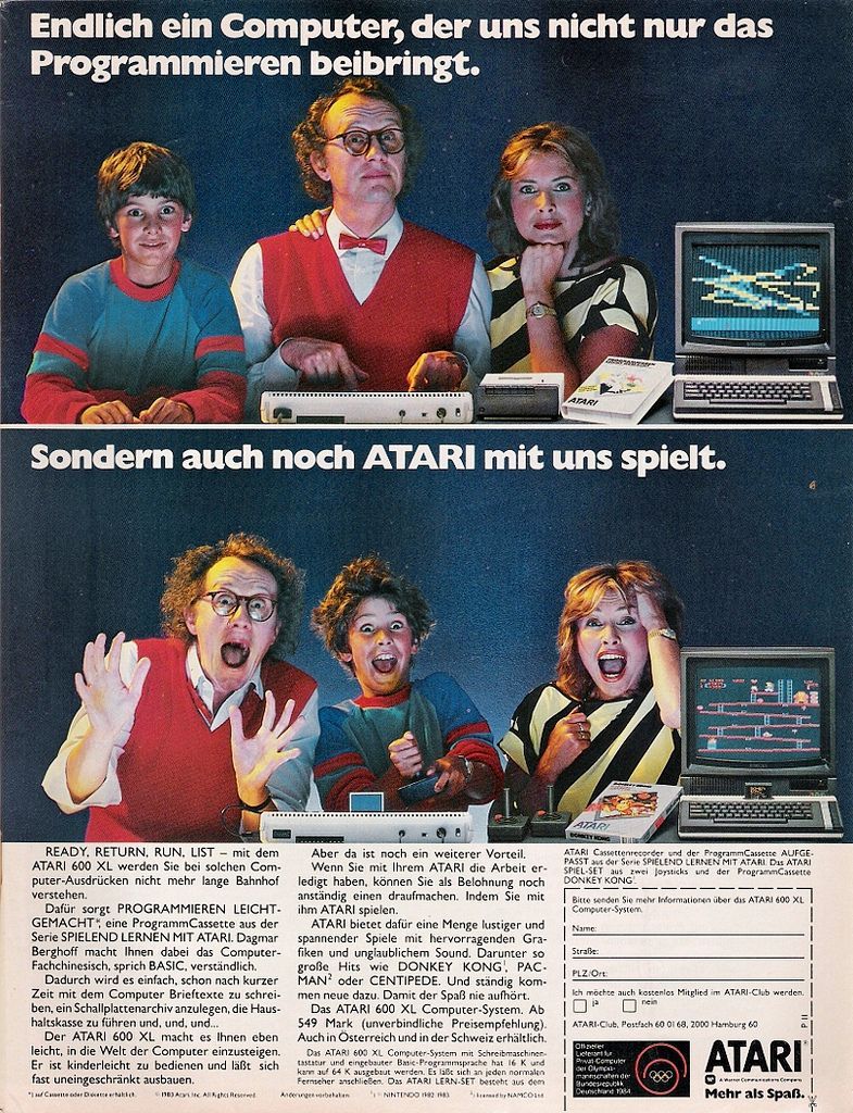Zwei Fotos von zwei Erwachsenen und einem Kind. Vor ihnen ein Computer und Spielkonsole. Die Schrift macht Werbung für ein Spiel namens "Atari"