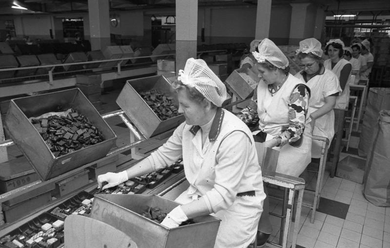 Frauen am Fließband 1972, Firma Carl Brandt Zwieback und Bisquit, Hagen/Westfalen. Foto: Ulrich Wienke. Quelle: Wikimedia Commons/Bundesarchiv B 145 Bild-F038498-0015 (CC BY-SA 3.0 DE).