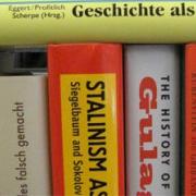 Ansicht von Büchern in einem Regal