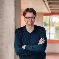 Farbiges Portrait eines Mannes mit Brille