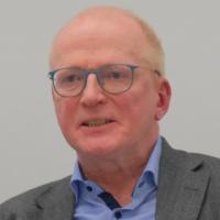 Farbiges Portrait eines Mannes mit Brille
