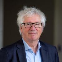 Farbiges Protrait eines Mannes mit Brille