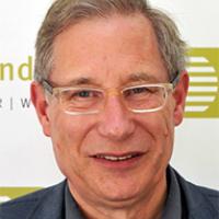 Farbiges Portrait eines Mannes mit Brille