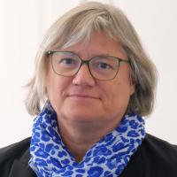 Farbiges Portrait einer Frau mit Brille