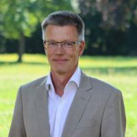 Farbiges Portrait eines Mannes mit Brille