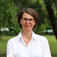 Farbiges Portrait einer Frau mit Brille