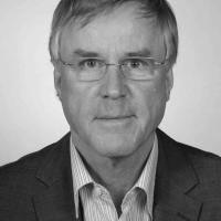 Schwarz Weiß Portrait eines Mannes mit Brille