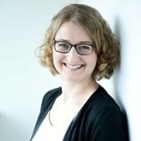 Farbiges Portrait einer Frau mit Brille