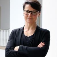Farbiges Portrait einer Frau mit Brille