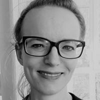 Schwarz Weiß Portrait einer Frau mit Brille