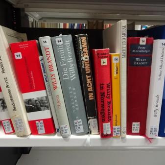 Bücherregal mit verschiedenen Büchern zu Willy Brandt