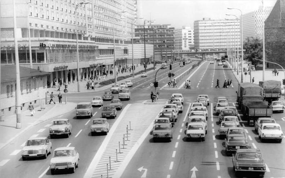 Mehrspurige Straße für Autos in einer Stadt / Multi-lane road for cars in a city