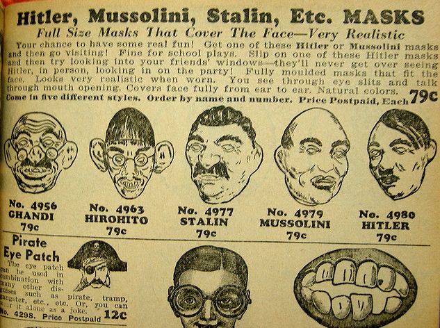 Aus einem Katalog von 1943: Masken zeitgenössischer Politiker und Diktatoren im Angebot, Johnson Smith & Co. NOVELTIES CATALOG, Detroit, Michigan, U.S.A. Quelle: [https://www.flickr.com/photos/61456874@N00/172990029/in/photolist-ghBUH-cKafpw-xispf-2f64Dd-5yyyy8-9ZaYcd-7Bqzc-bSF7ZF-5CKHf2-53vHJp-bLEGEv-sH7Br-65cm9P Flickr] ([https://creativecommons.org/licenses/by-nc-sa/2.0/deed.de CC BY-NC-SA 2.0]).