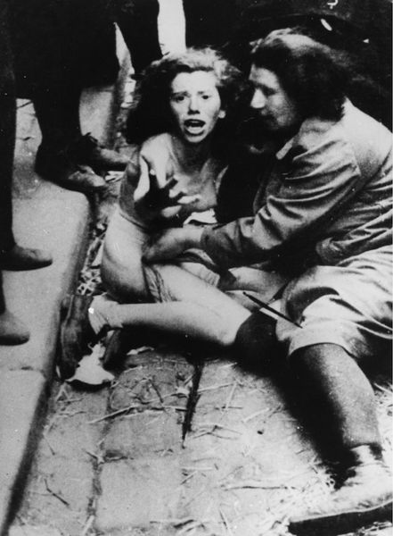 Nach dem Einmarsch deutscher Besatzungstruppen in Lemberg kam es dort am 30.6. und 1.7. 1941 zu Pogromen. Nichtjüdische ukrainische Einwohner misshandelten und demütigten ihre jüdischen Nachbarn, jagten sie z.T. entkleidet durch die Straßen, bevor sie von Angehörigen deutscher Einsatzgruppen erschossen wurden. Quelle: [http://bpkgate.picturemaxx.com/index.php?LANGUAGE=DE_DE&WGSESSID=2c02e812823e0704a0b27a02b4eb72d5Pogrom%20in%20Lemberg%201941&TABLIGHTBOX=RESULT&SEARCHMODE=NEW&SEARCHTXT1=Pogrom%20in%20Lemberg%201941 Bildarchiv Preußischer Kulturbesitz, Bildnummer: 30010096] (© bpk).
Wie kaum ein anderer Pogrom wurde das Ereignis von Dutzenden von Fotografen und Kameraleuten festgehalten, sodass den wenigen Überlebenden noch Jahrzehnte später das Klicken der Fotoapparate im akustischen Gedächtnis präsent war. Fotoapparat und Filmkamera waren zur Waffe geworden. Zum Teil wurden in Lemberg wie später dann erst wieder im Vietnamkrieg Prügel-, Verfolgungs- und Entkleidungsszenen eigens für Fotografen und Kameramänner inszeniert. Später wurden die Aufnahmen aus Lemberg vielfach für unterschiedliche Zwecke entfremdet und bewusst falschen Zusammenhängen zugeordnet. Damit sind drei Ebenen des Bildes bezeichnet: Bilder als historische Quellen, in denen sich Gewalt dokumentiert; Bilder selbst als Akte der Gewalt in Kriegs- und Pogromsituation; Bildern denen selbst ‚Gewalt’ angetan wird, indem sie etwa falsch kontextualisiert und propagandistisch ‚missbraucht’ werden.
<br /> 
Ausführlich zu diesen Bildern siehe Gerhard Paul, „Bloodlands“ ’41. Gewalt in Bildern – Bilder als Gewalt – Gewalt an Bildern, in: ders., BilderMACHT. Studien zur Visual History des 20. und 21. Jahrhunderts, Göttingen 2013, S. 155-198.