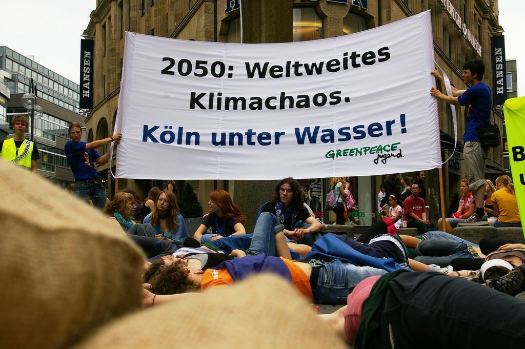 Greenpeace Jugend, Köln 2007, Foto: Richard Brand, 9.6.2007. Quelle: [https://commons.wikimedia.org/wiki/File:Jaggio_koeln.jpg?uselang=de jaggio cologne action Wikimedia Commons] ([https://creativecommons.org/licenses/by-sa/2.0/deed.de CC BY-SA 2.0]).