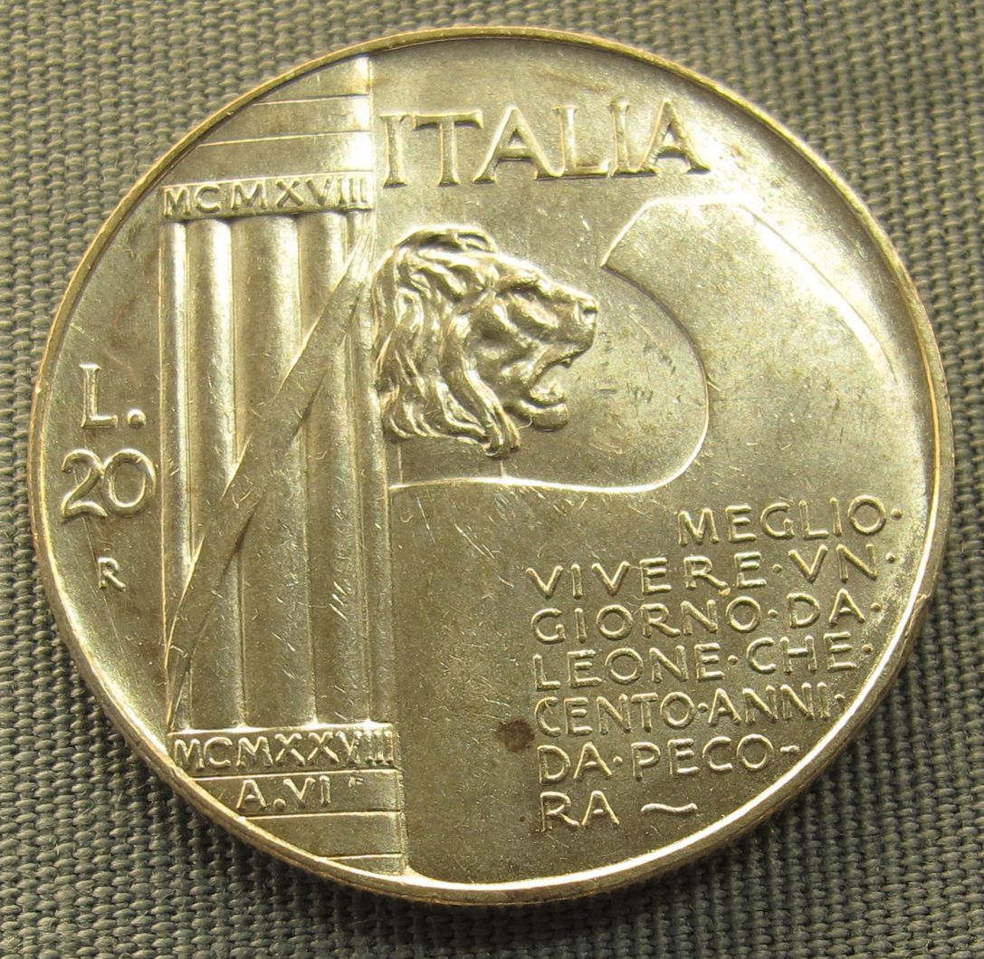 Im Dezember 1926 wurde das Liktorenbündel zum italienischen Staatsemblem. Der Sinnspruch, den man den Italienern mit der Münze mit auf dem Weg gab, lautet: „Besser ein Tag als Löwe, denn hundert Jahre als Schaf leben.“ Foto: Sailko (14. Juli 2011), Quelle: [https://commons.wikimedia.org/wiki/File:Italia,_20_lire_di_vittorio_emanuele_III,_1928.JPG?uselang=de Wikimedia Commons] ([https://de.wikipedia.org/wiki/GNU-Lizenz_f%C3%BCr_freie_Dokumentation GNU]).