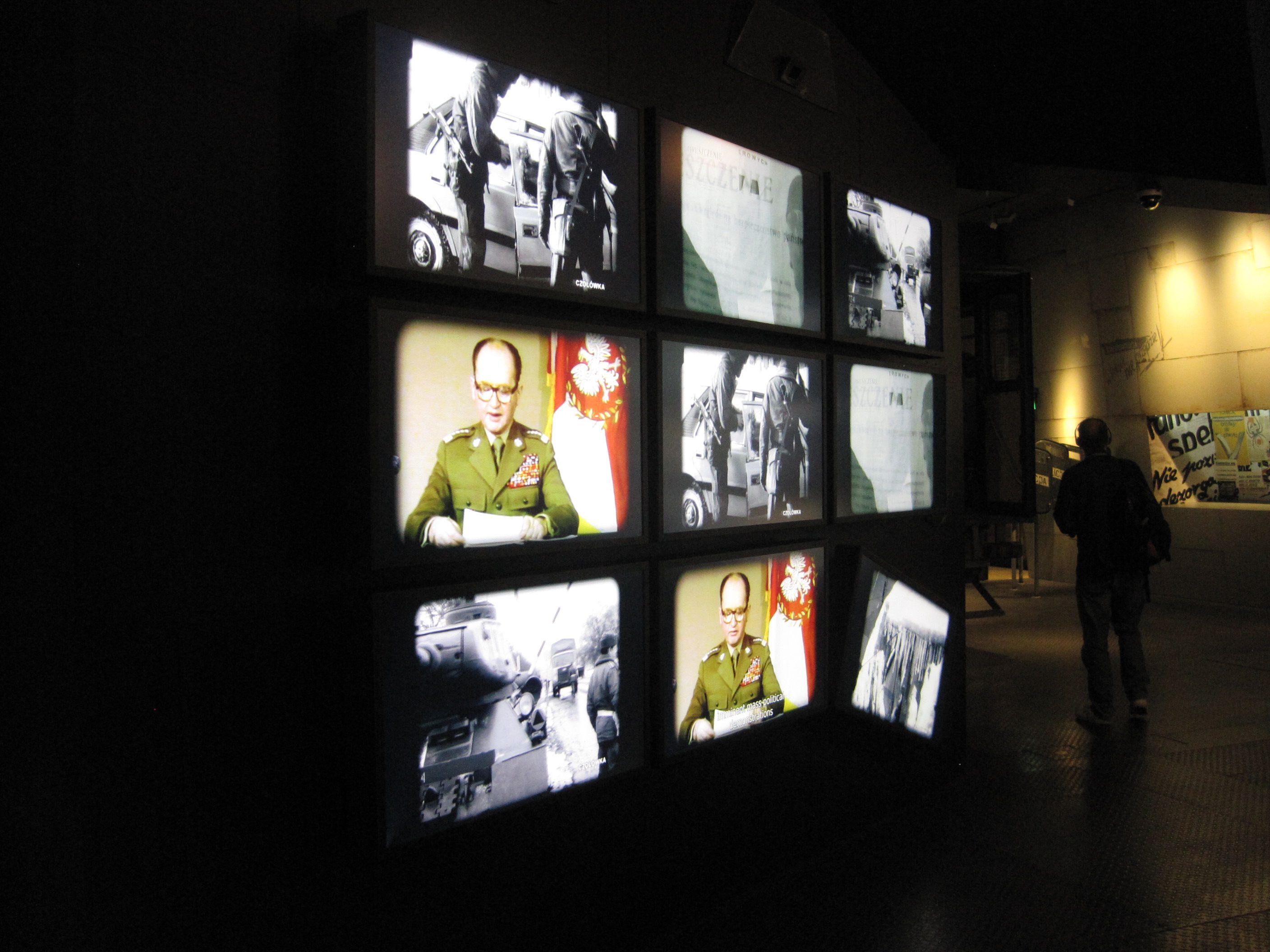 The use of multimedia tools in museums lends itself to exhibits with media content. In this case a variety of monitors show the December 13, 1981 television address of General Jaruzelski in which he declared martial law in Poland as well as showing the effects of martial law.
Photo: Irmgard Zündorf, European Solidarity Center (Polish: Europejskie Centrum Solidarności), Gdańsk 2015, License: [https://creativecommons.org/licenses/by-nc/3.0/de/ CC BY-NC 3.0 DE]