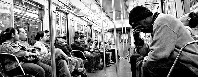 In der Stadt wird das Verhältnis von Individuum und Masse zum Problem. Eine typische Situation, in der Nähe und Distanz im öffentlichen Stadtraum ausgehandelt werden: die Bahn-Fahrt.
NYC Subway E Train, New York, 2. Mai 2009. Fotograf: CUrbanScape, Quelle: [https://www.flickr.com/photos/urbangrunge/3496494434/in/photolist-6jYrYN-r4rAap-qTKLt1-ojB911-oH46ax-reFCXn-gqWu2L-LXrbw-eddTTY-r4vYXk-eh3D8k-dSwLjS-kZxh4-fvQK9Y-3DtaiU-6m371r-aq3e4L-FqCoeN-8mxTLz-eddRch-8V7ghn-dBEBxC-yoEiW-rsUzRP-g9nmyb-qJqRtd-5jMbDA-bq97BG-fJyjgy-4GF5Fq-ujsPc-gBLA9s-5intou-hGdfok-9KCBS7-7VQKig-aU3f28-rAqrrm-g48KpD-rAw1ED-pWhSSA-a6yxbj-dzKXLX-2FeMVu-qL6u5j-GEdUwN-gzupQe-GDqegK-dMi6RQ-ESyrq4 Flickr] ([https://creativecommons.org/licenses/by-nd/2.0/ CC BY-ND 2.0])