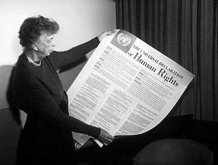 Die ehemalige First Lady Eleanor Roosevelt betrachtet die englische Fassung der Allgemeinen Menschenrechtserklärung der Vereinten Nationen, 1. November 1949. Fotograf: unbekannt, Quelle: [https://commons.wikimedia.org/wiki/Category:Universal_Declaration_of_Human_Rights?uselang=de#/media/File:Eleanor_Roosevelt_and_Human_Rights_Declaration.jpg Wikimedia Commons]  / [http://www.fdrlibrary.marist.edu/photos.html FDR Presidential Library & Museum], Lizenz: gemeinfrei