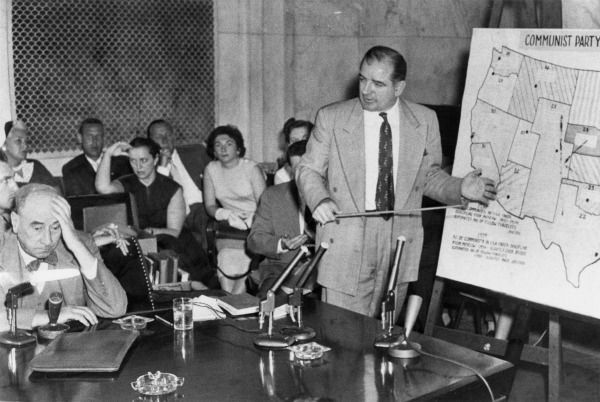 Das Foto zeigt US-Senator Joe McCarthy (rechts) während der „McCarthy-Army Hearings“ am 9. Juni 1954. Urheber: 	United States Senate, Quelle: [https://commons.wikimedia.org/wiki/File:Welch-McCarthy-Hearings.jpg Wikimedia Commons], Lizenz: public domain