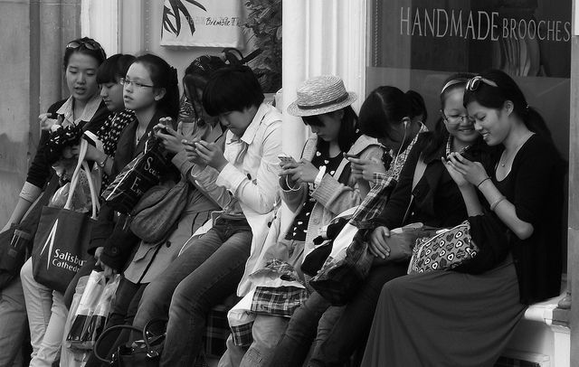 „Generation Handy?” – eine gefühlte Verbundenheit zwischen Angehörigen verwandter Jahrgänge. Eine Gruppe von Frauen in Edinburgh, Schottland, 8. August 2012: „time to check the phone”. Foto: byronv2, Quelle: [https://www.flickr.com/photos/woolamaloo_gazette/7814508804/ Flickr], Lizenz: [https://creativecommons.org/licenses/by-nc/2.0/ CC BY-NC 2.0]