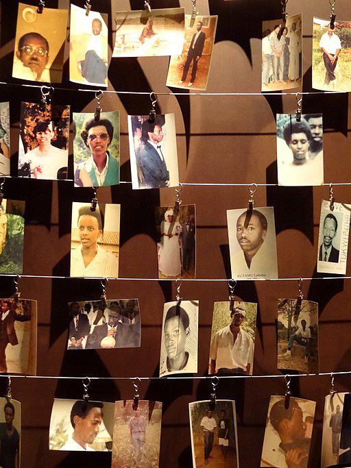 Das „Kigali Genocide Memorial Centre“ zeigt neben körperlichen Überresten und Kleidungsstücken auch Fotografien der Opfer des Genozids in Ruanda im Jahr 1994. Fotograf: Adam Jones, 25. Juli 2012, Quelle: [https://commons.wikimedia.org/wiki/File:Photographs_of_Genocide_Victims_-_Genocide_Memorial_Center_-_Kigali_-_Rwanda.jpg Wikimedia Commons], Lizenz: [https://creativecommons.org/licenses/by-sa/3.0/deed.en CC BY-SA 3.0]