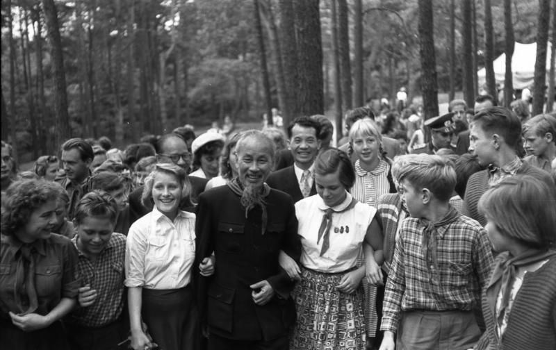 “On July 28, 1957, during his official sojourn to the German Democratic Republic, the president of the Democratic Republic of Vietnam, Ho Chi Minh, paid a visit with his entourage to the ‘May Day’ agricultural cooperative in Tempelfelde (Bernau District), the machine and tractor station in Werneuchen by Bernau, and the ‘Helmuth Just’ Pioneer camp on Wukensee lake near Biesenthal” (original ADN caption), July 28, 1957. Photographer: Horst Sturm. Source: [https://commons.wikimedia.org/wiki/File:Bundesarchiv_Bild_183-48550-0036,_Besuch_Ho_Chi_Minhs_bei_Pionieren,_bei_Berlin.jpg Bundesarchiv Bild 183-48550-0036 / Wikimedia Commons], license [https://creativecommons.org/licenses/by-sa/3.0/de/deed.en CC BY-SA 3.0]