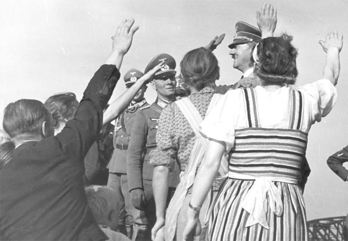 „Volksdeutsche“ in Polen begrüßen Adolf Hitler und Generalfeldmarschall Erwin Rommel im September 1939. Fotograf: unbekannt, Quelle: [https://audiovis.nac.gov.pl/obraz/138/6f251dc1bd8513408a60da73c707e8bd/ Narodowe Archiwum Cyfrowe (NAC)] [20.07.2020], Signatur NAC 2-14, Lizenz: Creative Commons