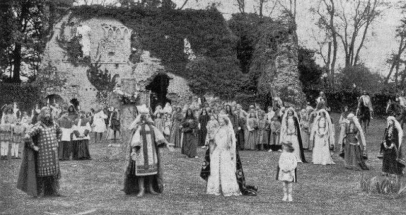 ''Sherbourne Pageant'', Dorset 1905. The picture is taken from the film catalogue of the Charles Urban Trading Company (1906). Source: Luke McKernan / [https://www.flickr.com/photos/33718942@N07/27421189244/in/photolist-HM7Tv8-JHnytt-HM7LdU-HM7TvD-HM7Lid/ Luke McKernan / Flickr], License: [https://creativecommons.org/licenses/by-sa/2.0/ CC BY-SA 2.0]