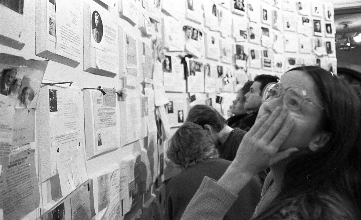 Die erste Ausstellung über die Verbrechen des Stalinismus, genannt „Woche des Gewissens“, fand im November 1988 im Klub der Moskauer Elektrolampenfabrik statt. Moskau, 19. November 1988, Fotograf: Dmitry Borko. Quelle: [https://commons.wikimedia.org/wiki/File:Wall_of_sorrow_at_the_first_exhibition_of_the_victims_of_Stalinism_in_Moscow.jpg Wikimedia Commons], Lizenz: [https://creativecommons.org/licenses/by-sa/4.0/deed.en CC BY-SA 4.0]