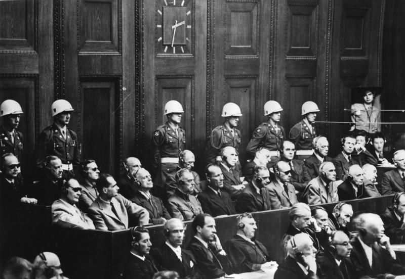 Foto: Nürnberg 1945. Anklagebank im Prozess gegen die Hauptkriegsverbrecher vor dem Internationalen Militärgerichtshof. Fotograf: unbekannt, Quelle: Bundesarchiv Bild 183-V01057-3/ Wikimedia Commons, Lizenz: CC-BY-SA 3.0
