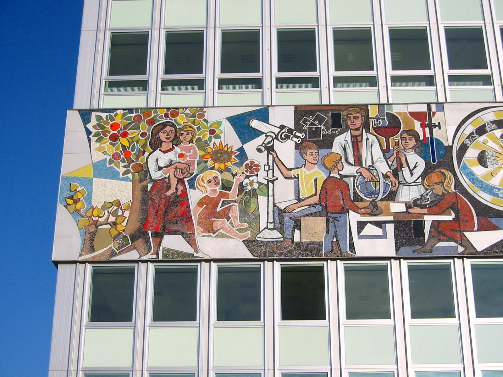 Auch in der DDR blieb die Kindererziehung in Frauenhand. Ausschnitt aus dem Bildfries „Unser Leben“ am Haus des Lehrers von Walter Womacka, Berlin 1964. Fotograf: Andreas Steinhoff. Quelle: Wikimedia Commons.